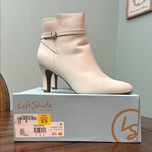 Life Stride Women's Cream Ankle Boots